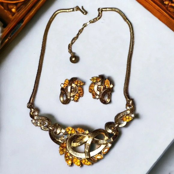Vintage Trifari Yellow Rhinestone Gold Tone Necklace - Picture 2 of 7